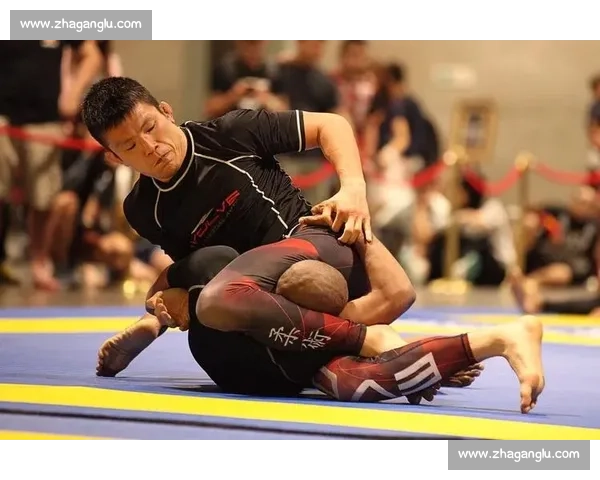 青木真也硬撼一龙跨界之战揭示格斗理念与规则碰撞引发全球关注讨论